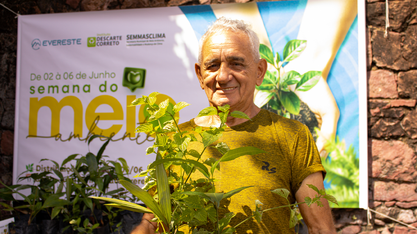 Evereste realiza Semana do Meio Ambiente com ações educativas, coleta seletiva e doação de mudas na comunidade da Praça 14 de Janeiro